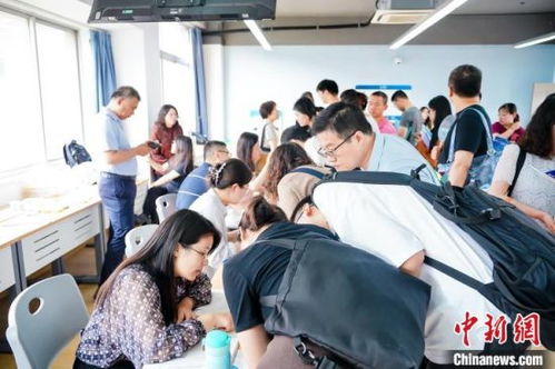 沪上举办大规模高招咨询会 近百所高校现场为考生答疑解惑